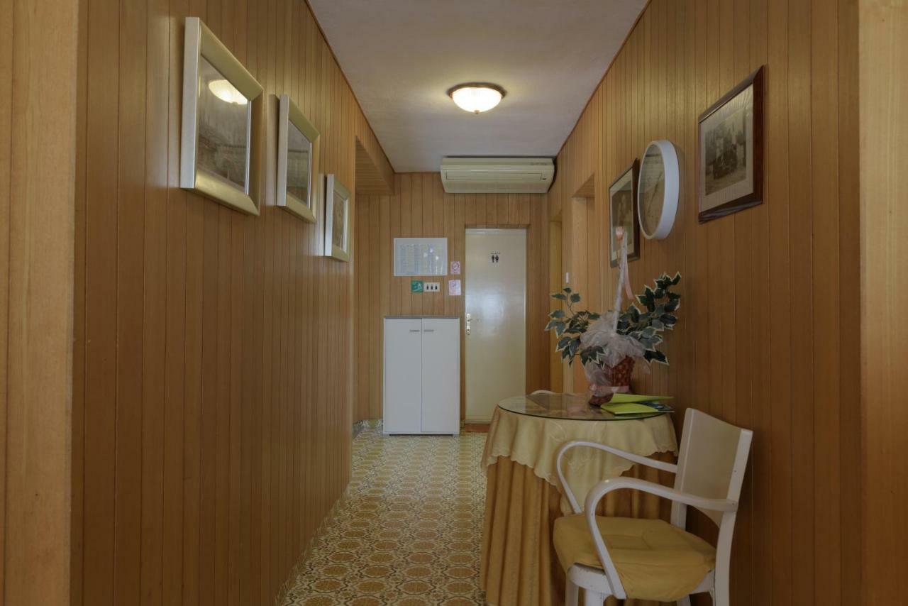 Rooms Mirjana - Centre Of Trogir Exterior photo